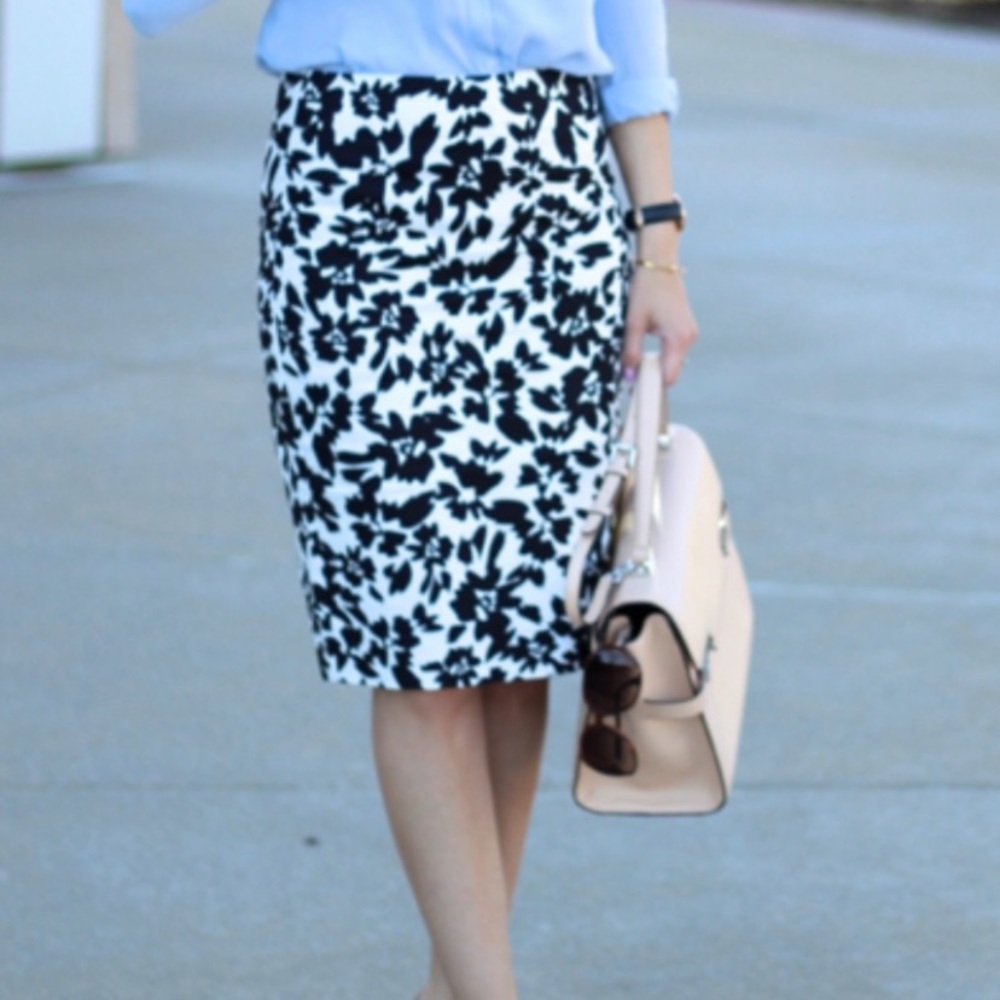 🌷NWOT black white floral pencil skirt